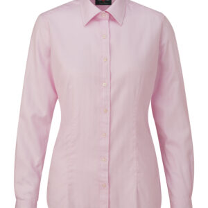 ALAN PAINE - Bromford skjorte - lyserød er en klassisk dameskjorte. Skjorten har fået ekstra længde for øget komfort og er desuden fremstillet i blødt bomuldsstof. Regulær Fit. 100% Bomuld. Maskinvaskbar.
