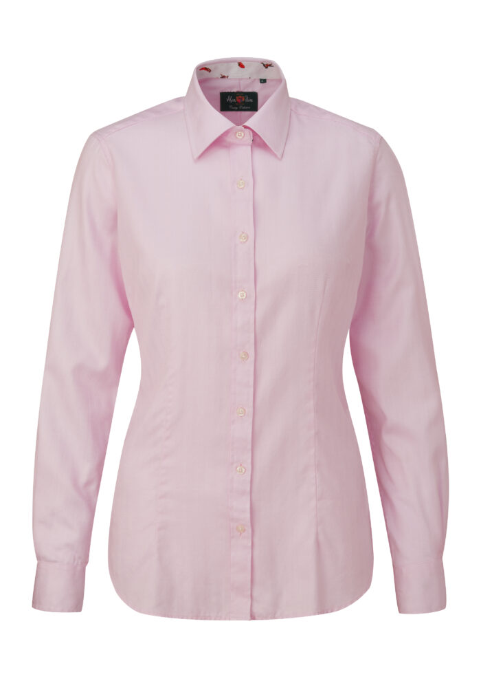 ALAN PAINE - Bromford skjorte - lyserød er en klassisk dameskjorte. Skjorten har fået ekstra længde for øget komfort og er desuden fremstillet i blødt bomuldsstof. Regulær Fit. 100% Bomuld. Maskinvaskbar.