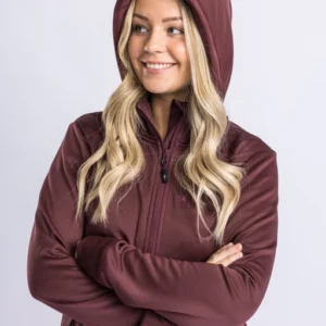 Finnveden Hoodie er lavet af et power fleece materiale, som gør den blød, varm og behagelig. Fleece´en har tommelfingerhuller, justerbar hætte, gennemgående lynlås og frontlommer med lynlås. Det er nemt at justere i bunden for en god pasform. Tag den med på din skovudflugt, på gåturen, på jagt eller brug den som hyggebeklædning derhjemme. • 4-vejs stræk • Power fleece • Børstet indvendigt • Justerbar bund • Justerbar hætte • Praktiske frontlommer med lynlås • Tommelfingerhuller Materiale: 92% genanvendt polyester, 8% elastan PINEWOOD - FINNVEDEN HOODIE - Earth Plum_7