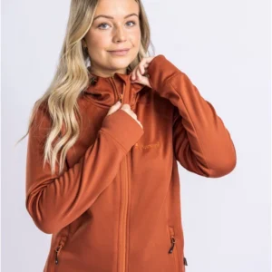 Finnveden Hoodie er lavet af et power fleece materiale, som gør den blød, varm og behagelig. Fleece´en har tommelfingerhuller, justerbar hætte, gennemgående lynlås og frontlommer med lynlås. Det er nemt at justere i bunden for en god pasform. Tag den med på din skovudflugt, på gåturen, på jagt eller brug den som hyggebeklædning derhjemme. • 4-vejs stræk • Power fleece • Børstet indvendigt • Justerbar bund • Justerbar hætte • Praktiske frontlommer med lynlås • Tommelfingerhuller Materiale: 92% genanvendt polyester, 8% elastan PINEWOOD - FINNVEDEN HOODIE - Terracotta_2