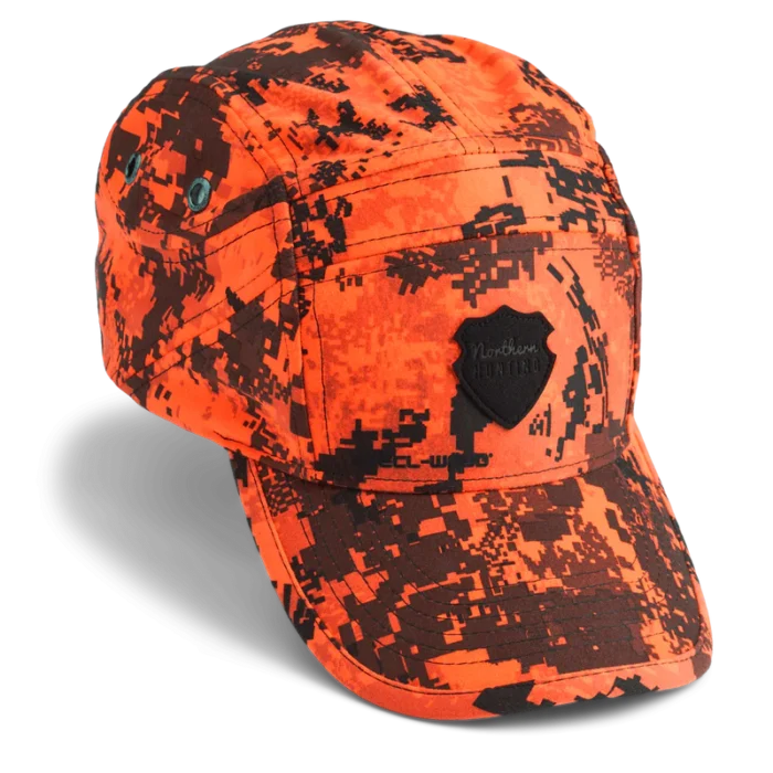 Asle er fremstillet i det licenserede TECL-WOOD™ Optima 2 camouflagemønster, der reducerer synligheden overfor vildtet. Designet følger 5-panel-princippet. Desuden er den vandtæt med membran, åndbar og uden tapede syninger. Lavet med 5 paneler for komfortabelt fit Justerbar i nakken Vandtæt 100% Polyester med PU-belægning NORTHERN HUNTING - ASLE Blaze cap