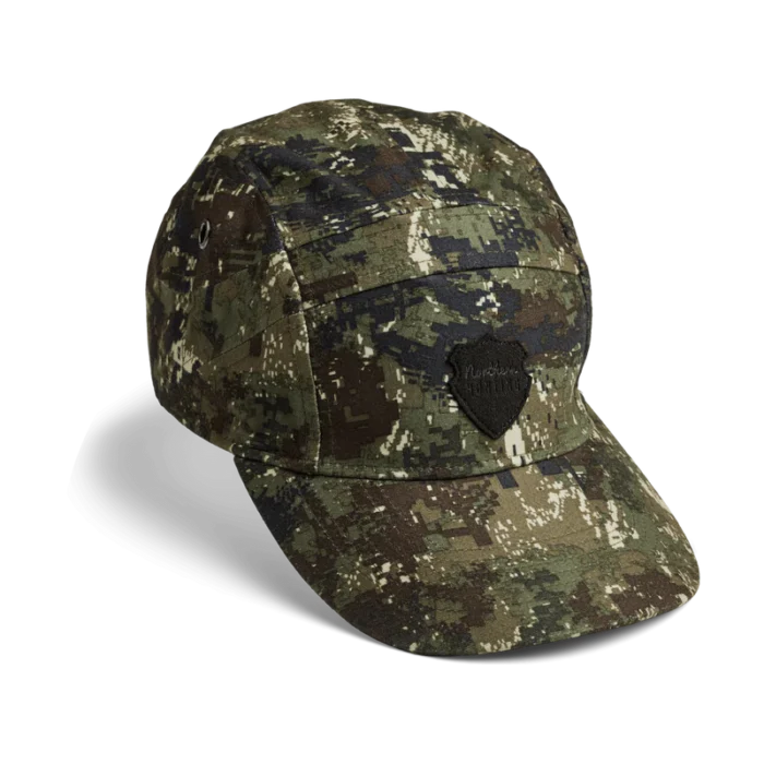 Asle er fremstillet i det licenserede TECL-WOOD™ Optima 2 camouflagemønster, der reducerer synligheden overfor vildtet. Designet følger 5-panel-princippet. Desuden er den vandtæt med membran, åndbar og uden tapede syninger. Lavet med 5 paneler for komfortabelt fit Justerbar i nakken Vandtæt 100% Polyester med PU-belægning NORTHERN HUNTING - ASLE Opt2 cap