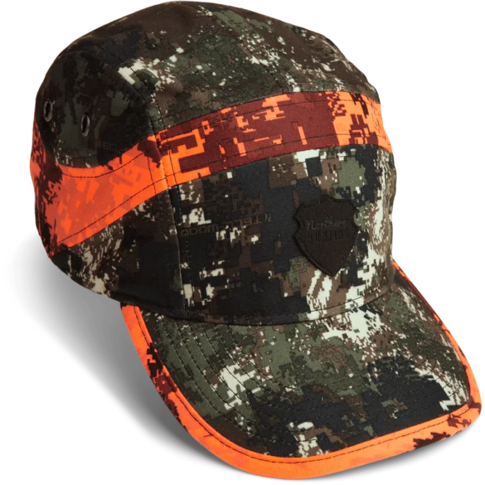 Asle er fremstillet i det licenserede TECL-WOOD™ Optima 2 camouflagemønster, der reducerer synligheden overfor vildtet. Designet følger 5-panel-princippet. Desuden er den vandtæt med membran, åndbar og uden tapede syninger. Lavet med 5 paneler for komfortabelt fit Justerbar i nakken Vandtæt 100% Polyester med PU-belægning NORTHERN HUNTING - ASLE Opt2/blaze cap