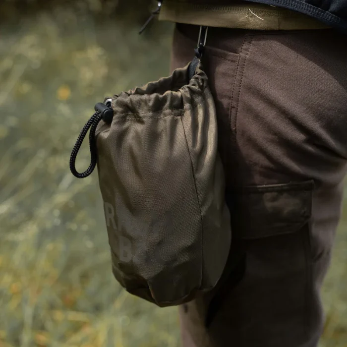 Vores Trash Bag er designet til dem, der, ligesom os hos Northern Hunting, værdsætter en ren natur. Vi, der elsker jagt og eventyr i det fri, tilbagelægger utallige kilometer i naturen, så hvorfor ikke tage ansvaret for at fjerne det affald, vi finder på vores vej? Trash Bag'en er let at fastgøre til bæltet eller tasken, hvilket giver dig et praktisk sted at opbevare det affald, du samler og/eller samler op undervejs. Snørelukning Krog til opbevaring 100% Genanvendt nylon NORTHERN HUNTING - TRASH BAG Dark Green